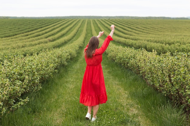 Gratis foto vrouw in veld