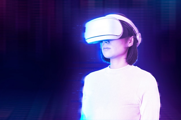 Vrouw in Virtual Reality in futuristische stijl