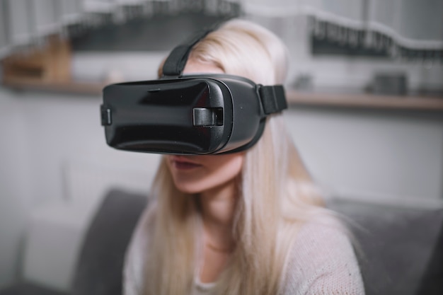 Gratis foto vrouw in vr-hoofdtelefoon