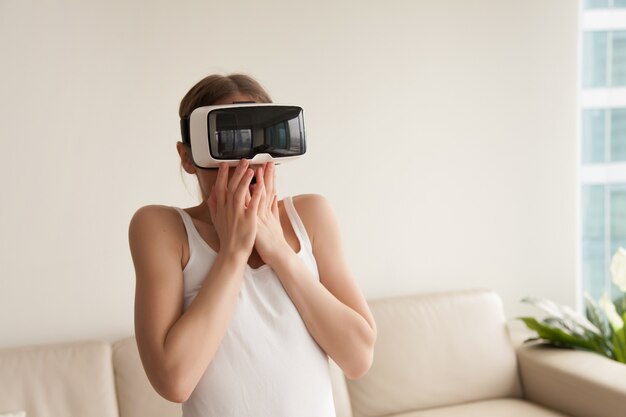 Vrouw in VR-koptelefoon bang vanwege realistische effecten