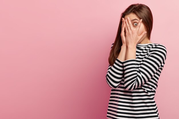 Vrouw in vrijetijdskleding poseren