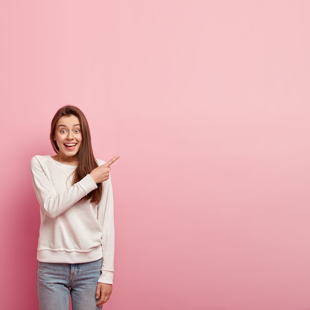 Vrouw in vrijetijdskleding poseren