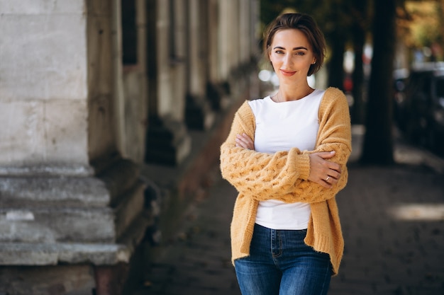 Vrouw in warme doeken buiten in de herfstpark