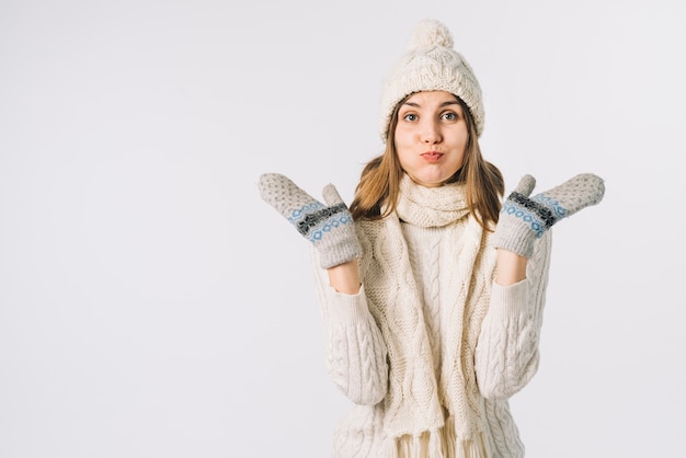 Vrouw in warme kleren puffende wangen