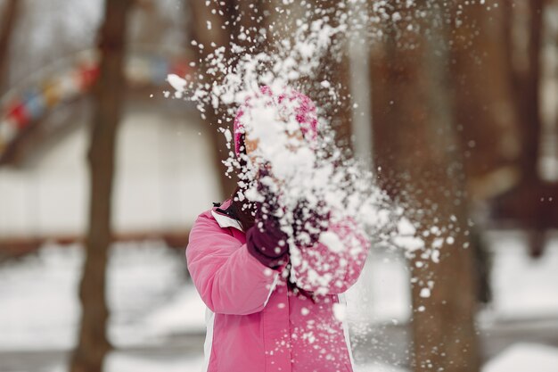 Vrouw in wintersport kleding camera kijken