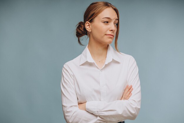 Vrouw in wit overhemd die emoties op blauw toont