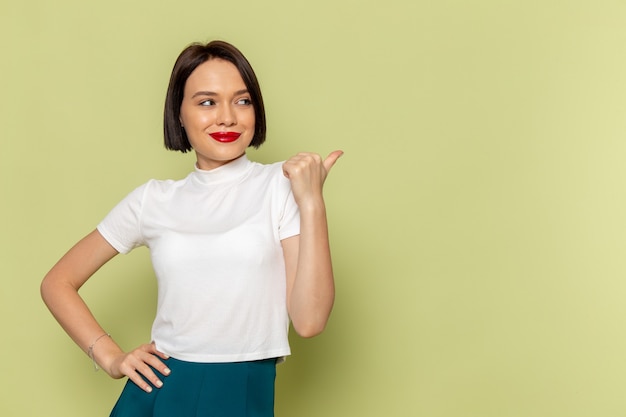 vrouw in witte blouse en groene rok poseren met een glimlach