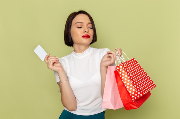 Vrouw in witte blouse en groene rok shopping pakketten te houden