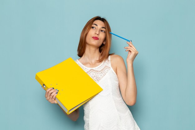 vrouw in witte blouse en spijkerbroek met gele bestanden