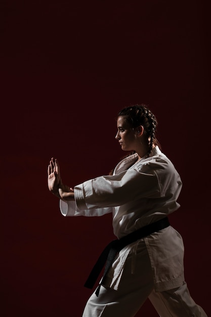 Vrouw in witte eenvormige karate