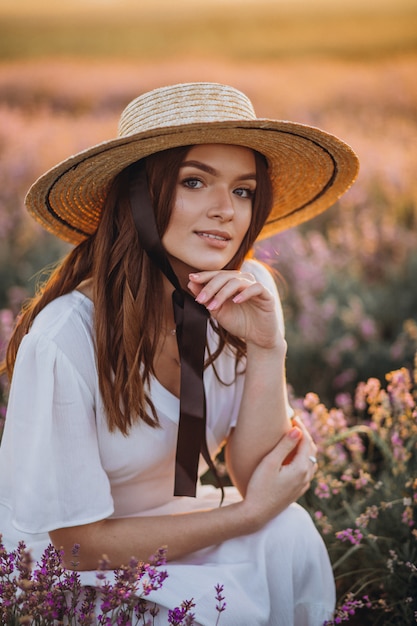 Vrouw in witte jurk in een lavendel veld