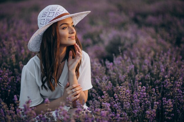 Vrouw in witte jurk in een lavendel veld