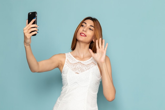 vrouw in witte jurk met telefoon vrouw