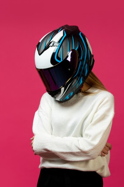 Vrouw in witte trui met motorhelm