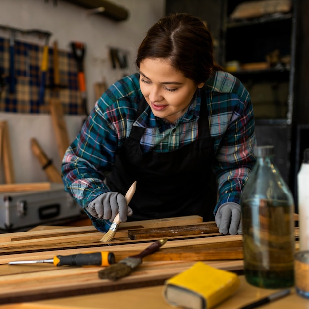 Vrouw in workshop schilderen