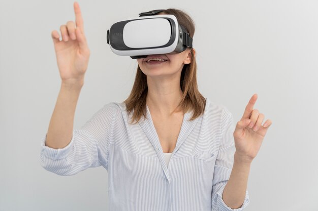 Vrouw innoverende energie in virtual reality-stijl