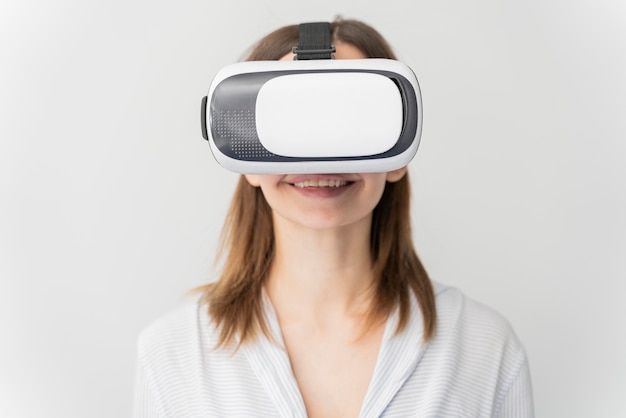 Vrouw innoverende energie in virtual reality-stijl