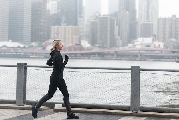 Gratis foto vrouw joggen in de winter