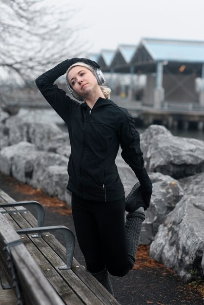 Gratis foto vrouw joggen in de winter