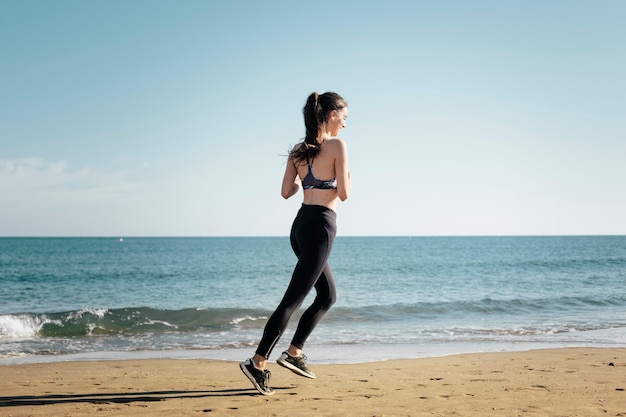 Vrouw joggen op het strand