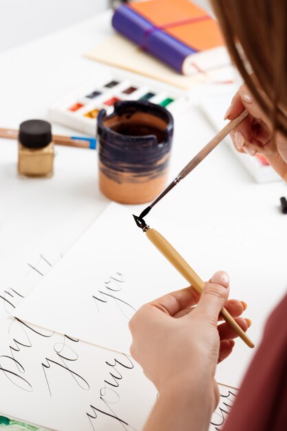 Vrouw kalligrafie schrijven op ansichtkaarten