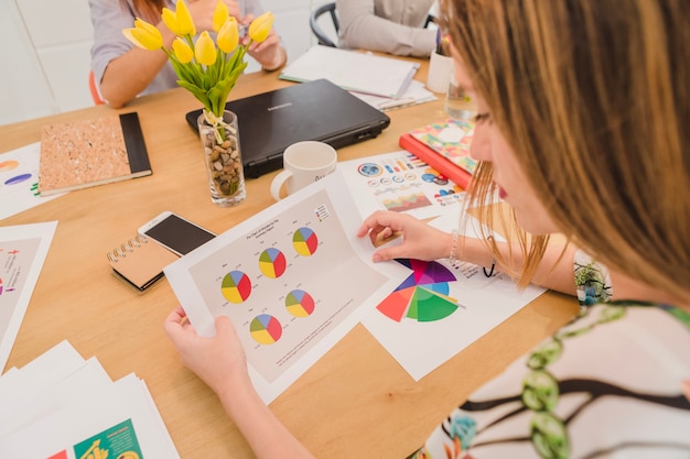 Vrouw kijken diagrammen op papier