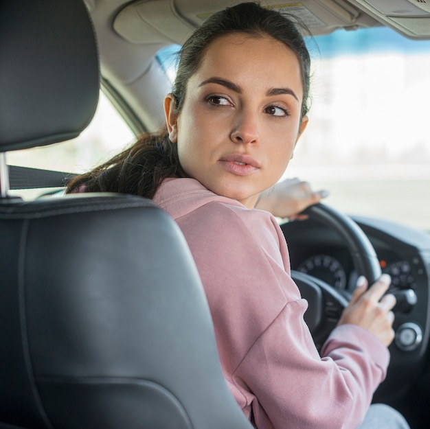 Vrouw kijken naar de achterkant van de auto