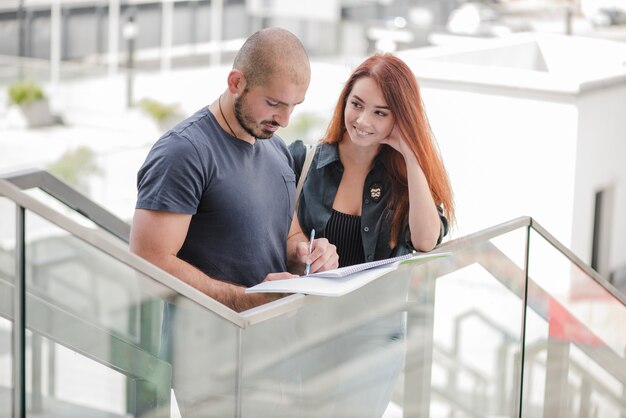 Gratis foto vrouw kijken naar man werken met papieren