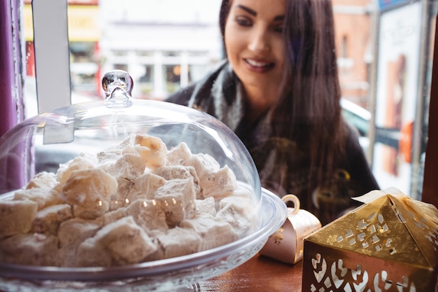 Vrouw kijken naar turkse snoepjes in de winkel