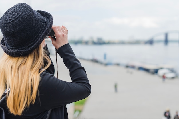 Vrouw kijken naar water met een verrekijker