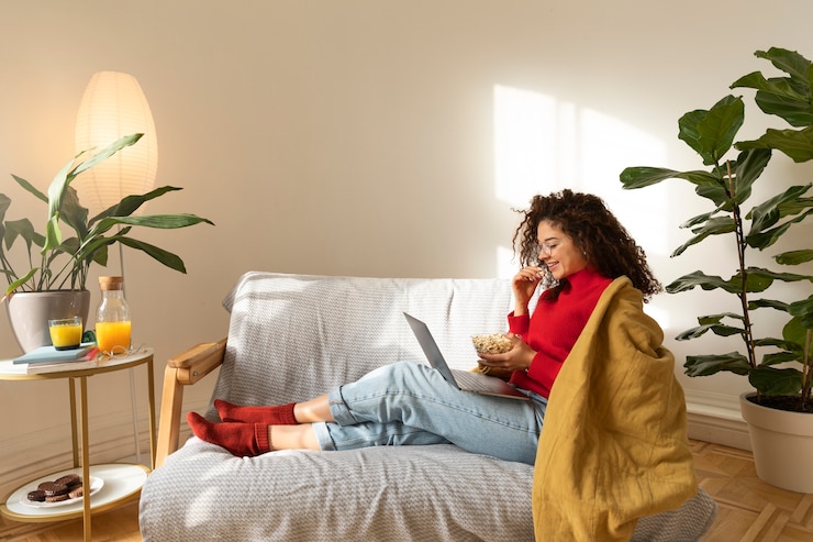 Gratis Foto vrouw kijkt film op laptop.