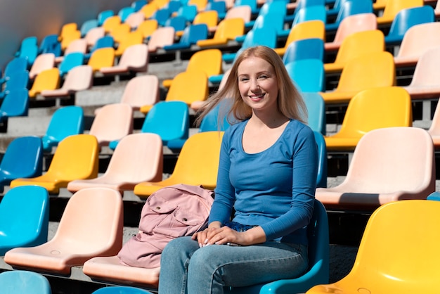 Gratis foto vrouw kijkt naar een voetbalwedstrijd