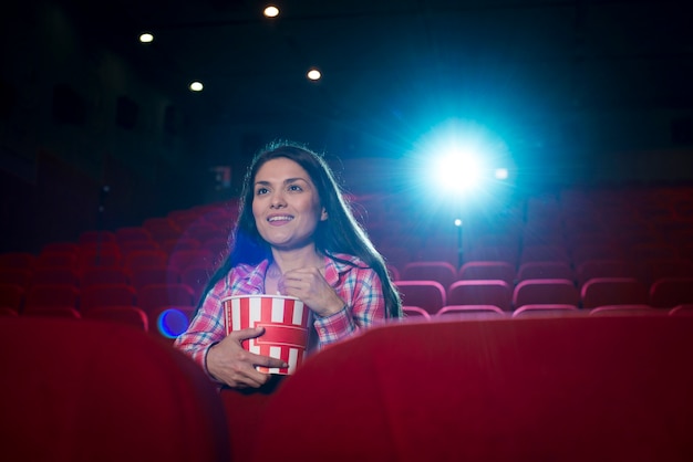 Vrouw kijkt naar film in de bioscoop