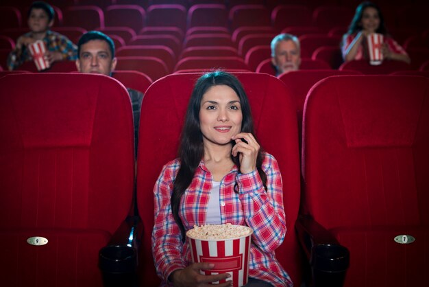 Vrouw kijkt naar film in de bioscoop