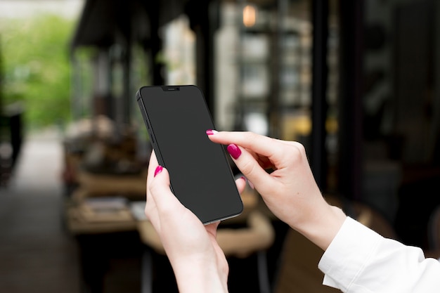 Vrouw kijkt naar haar telefoon met een leeg scherm