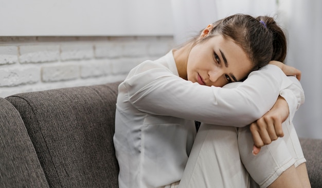 Vrouw kijkt verdrietig terwijl ze vanuit huis werkt met kopie ruimte