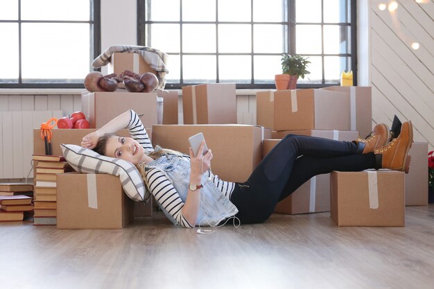 Vrouw klaar met lading pakketten en ligt op de vloer