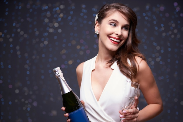 Vrouw klaar om champagne te gieten