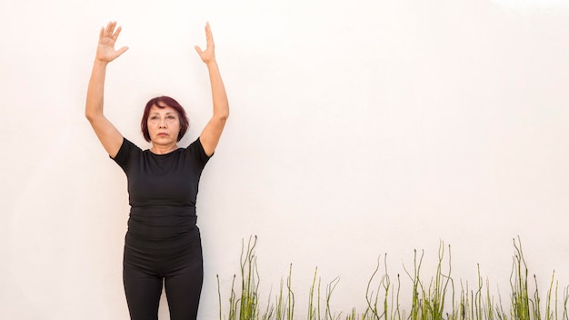 Vrouw klaar om fitnessoefeningen te springen