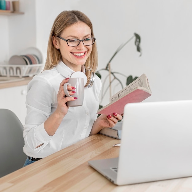 Vrouw klaar voor een online klasse