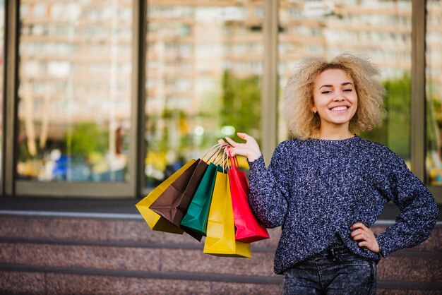 Vrouw klant met papieren zakken