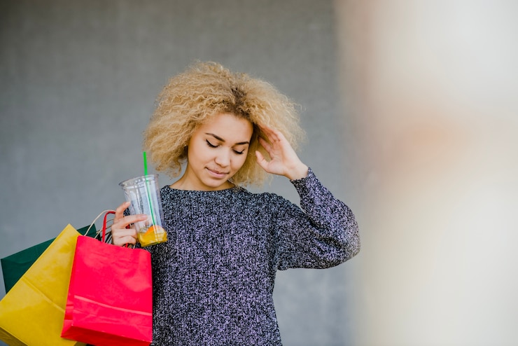 Gratis Foto vrouw klanten lopen met zakken