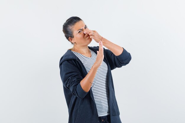 Vrouw knijpen neus als gevolg van slechte geur in t-shirt