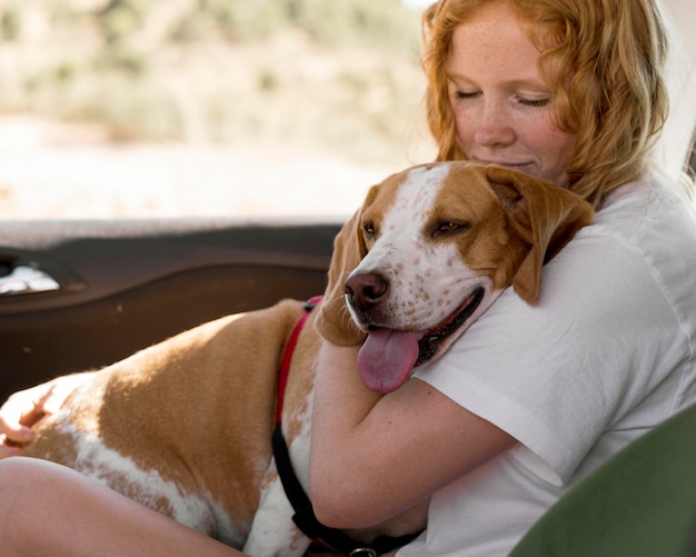 Vrouw knuffelen haar beste vriend