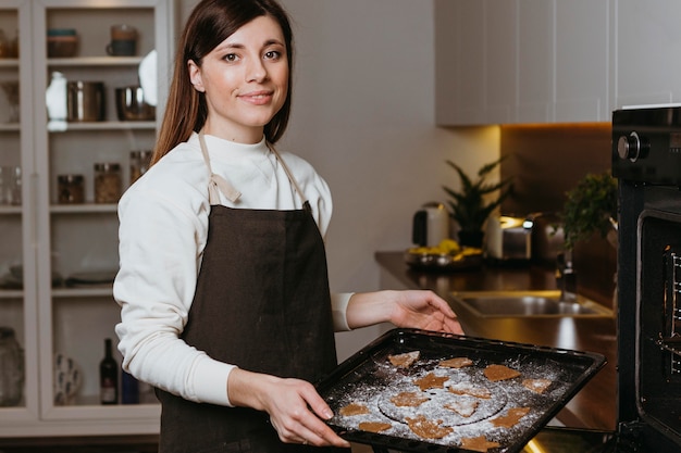 Vrouw koekjes bakken thuis