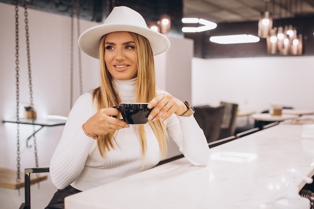 Vrouw koffie drinken in een café