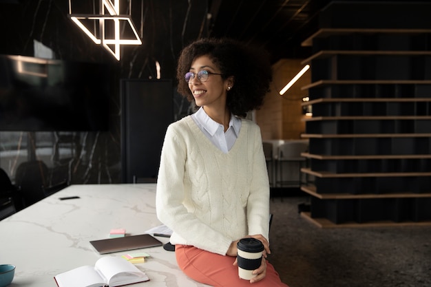 Vrouw koffie drinken tijdens het werken