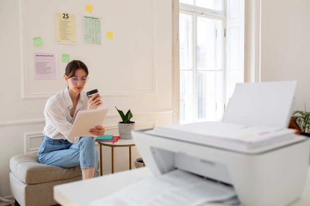 Vrouw koffie drinken zijaanzicht