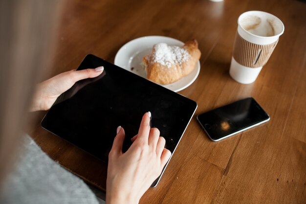 Vrouw koffie mobiele cafe tablet