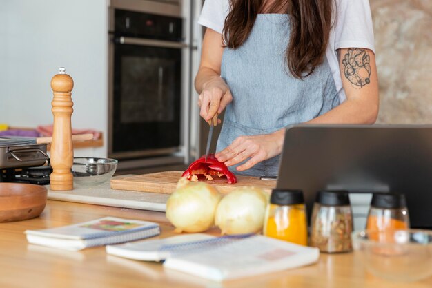 Gratis foto vrouw koken in de keuken close-up